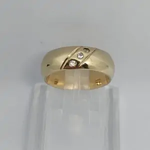 ALIANÇA DE MOEDA 6 MM ABAULADA COM 3 PEDRAS NA DIAGONAL